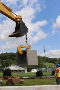 Pipe hook with wings lifting culvert box